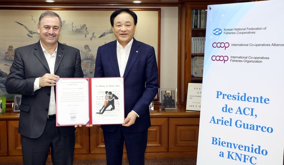 지난해 7월30일 아리엘 과르코 국제협동조합연맹회장이 임준택 ICA 수산위원회 의장과 만나 각국 협동조합 및 수산분야 협동조합 발전 방안을 논의했다. 아리엘 과르코 ICA회장은 한국 수협의 지식공유프로그램, 세계 수협의 날 제정 등 한국 수협이 주도하는 수산위원회 활동을 높이 평가하며 임준택 의장에게 감사의 뜻을 전했다. ⓒ 수협중앙회