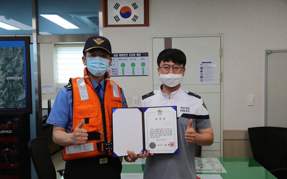 대천파출소 오경석 순경에게 표창을 수여 후 기념촬영을 하고 있다. ⓒ 보령해경