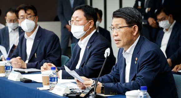 은성수 금융위원장은 16일 여의도 예탁결제원 서울사옥에서 크라우드펀딩 발전방안 간담회를 개최했다. 사진은 은성수 금융위원장이 간담회를 진행하는 모습. ⓒ 금융위원회