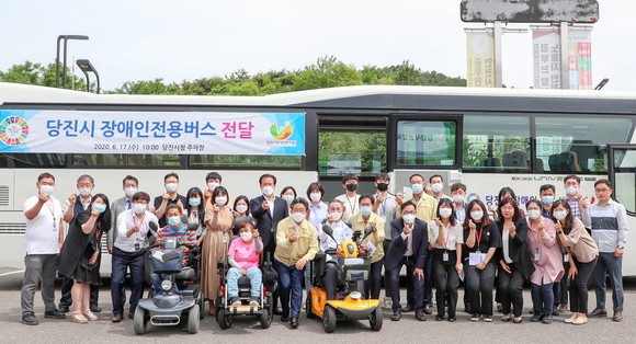 당진시는 17일 장애인 전용버스 1대를 장애인복지관에 전달 후 단체 기념촬영을 하고 있다. ⓒ 당진시