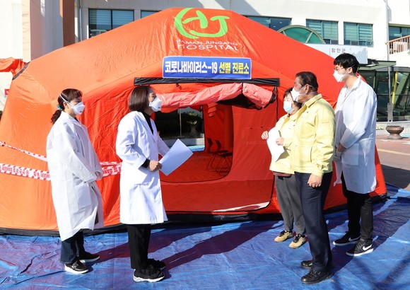 조근제 함안군수가 코로나19 선별진료소를 점검하고 있다. ⓒ 프라임경제