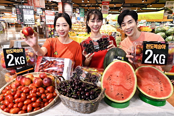 홈플러스가 오는 24일까지 전국 점포와 온라인몰에서 '레드 페스티벌'을 열고 레드 컬러 여름 과일을 저렴하게 선보인다. ⓒ 홈플러스