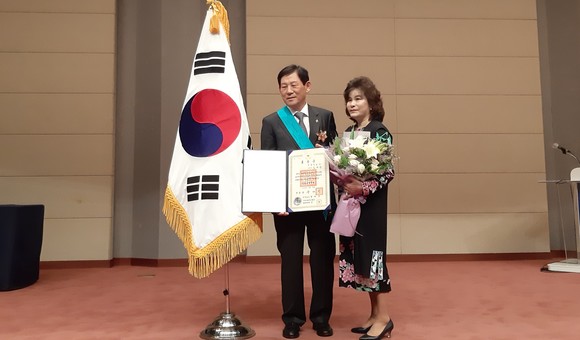 노석순 명예면장은 지난 18일 2020년 건설의 날 기념식에서 금탑산업훈장을 수상 후 기념촬영을 하고 있다. ⓒ 홍성군