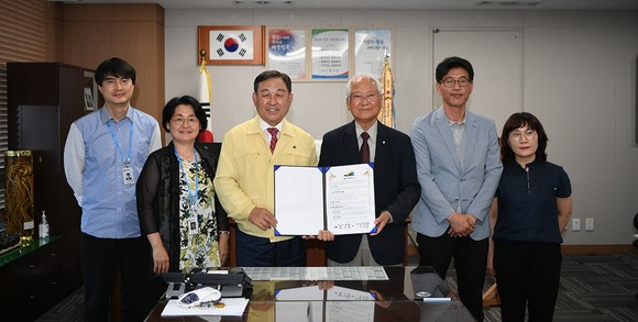 예산군과 예산군지역사회보장협의체 업무협약 체결 후 기념촬영을 하고 있다. ⓒ 예산군