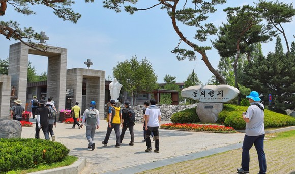 사제성화의 날을 기념해 버그내순례길 도보순례 모습. ⓒ 당진시