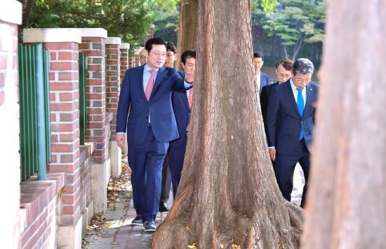 이용섭 광주시장이 지난해 10월 21일 서구 금호동 도시공사1단지 아파트에서 열린 '제11회 현장 경청의 날' 행사에 참석해 메타세쿼이아로 좁아진 보행로와 관련한 민원현장을 살펴보고 있다. ⓒ 광주광역시