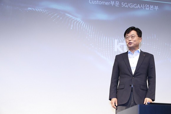 이성환 KT 5G·GiGA사업본부장 상무가 22일 광화문 KT스퀘어에서 초고속인터넷 가입자 900만 달성 성과와 함께 '속도와 커버리지'를 아우르는 신개념 와이파이 서비스 기가 와이(GiGA Wi)에 대해 설명하고 있다. ⓒ KT