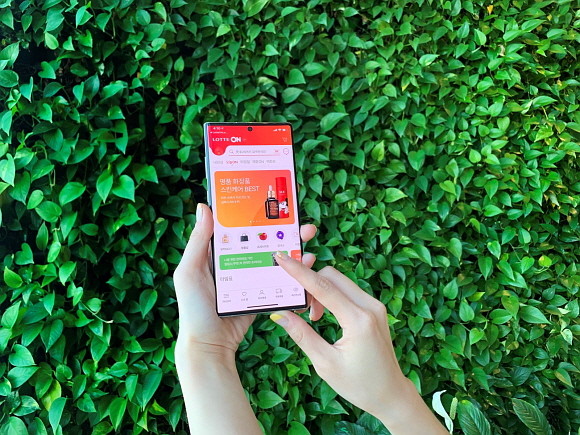 롯데온에서는 23일 오전 10시부터 롯데면세점의 해외 명품 50여 개 브랜드의 재고 물량을 판매한다. © 롯데쇼핑