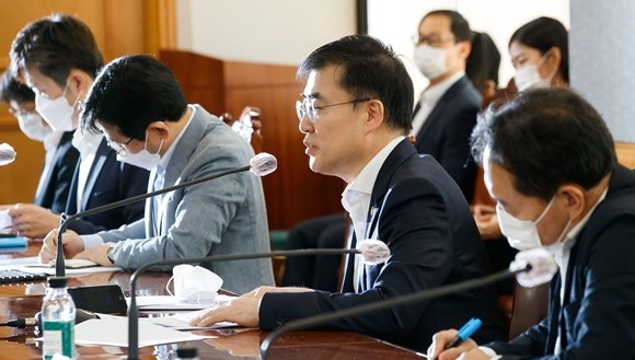 손병두 금융위 부위원장이 23일 서울 중구 은행연합회에서 금융리스크 대응반 회의를 열고 모두발언을 하고 있다. ⓒ 금융위