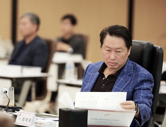 최태원 SK그룹 회장이 23일 열린 2020 확대경영회의에서 재무성과를 비롯해 사회적 가치, 신뢰 등 총체적 기업가치 제고를 주문했다. ⓒ SK그룹