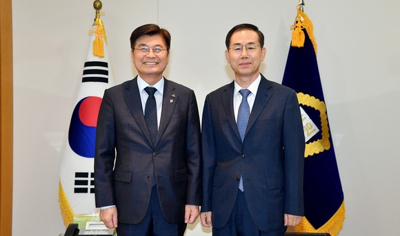 이춘희 세종시장이 23일 서울에서 조재연 법원행정처장과 제2행정법원 및 세종지방법원 신설에 대해 논의 후 기념촬영을 하고 있다. ⓒ 세종시