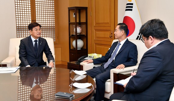 이춘희 세종시장이 23일 서울에서 조재연 법원행정처장과 제2행정법원 및 세종지방법원 신설에 대한 검토와 지원을 당부했다. ⓒ 세종시