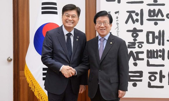 이춘희 세종시장이 23일 서울에서 박병석 국회의장과 국회 세종의사당 건립과 제2행정법원 및 세종지방법원 신설에 대해 논의 후 기념촬영을 하고 있다. ⓒ 세종시