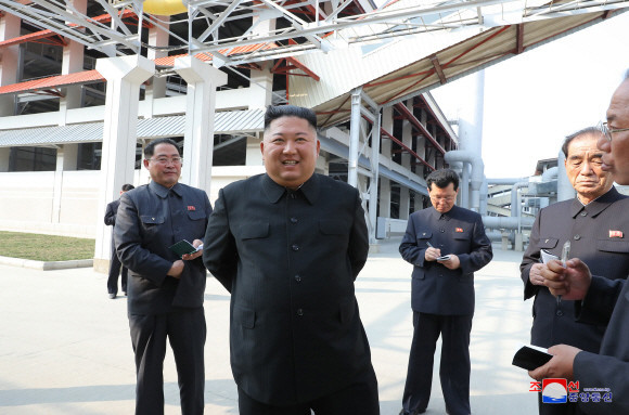 순천인비료공장 준공식에 등장한 김정은 북한 국무위원장. 그는 한때 사망설에 휩싸였지만 20일 만에 공개활동을 재개한 바 있다. 다만 이후 동생 김여정 노동당 제1부부장의 역할이 늘어나 의문이 증폭돼 왔다. ⓒ 연합뉴스