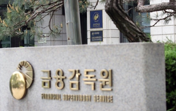 금감원 자본시장특별사법경찰(특사경)이 24일 애널리스트 선행매매 혐의와 관련해 DS투자증권(옛 토러스투자증권) 리서치센터에 대한 압수수색에 나섰다. ⓒ 연합뉴스