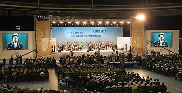 10년 전 이명박 대통령이방이동 올림픽공원 체조경기장에서 열린 6.25전쟁 60주년 행사에서 기념사를 하고 있다. ⓒ 연합뉴스