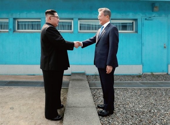 2018년 4월27일 문재인 대통령(오른쪽)이 김정은 북한 국무위원장과 판문점 군사분계선에서 악수를 나누고 있다. ⓒ 연합뉴스