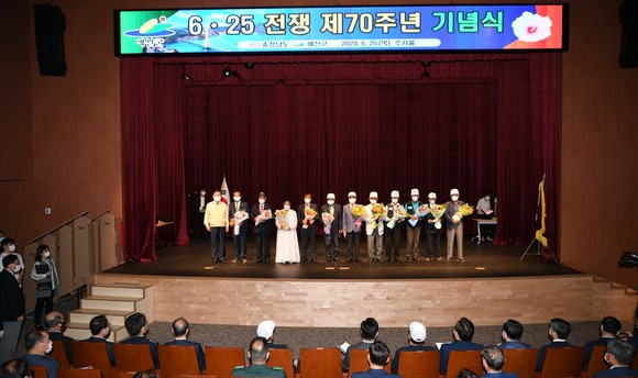 모범보훈가족은 시상 후 단체 기념촬영을 하고 있다. ⓒ 예산군