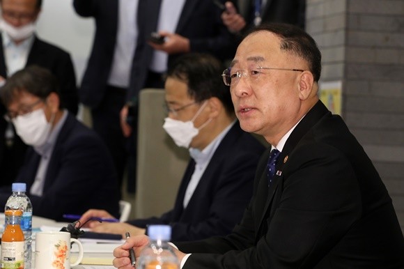 정부가 내놓은 '금융세제 선진화 추진방향'과 관련해 증권가에서는 난색을 표하고 있다. 증권거래세를 폐지와 관련된 내용은 발표되지 않아 이중과세 인식으로 투자심리를 위축시킬 것이란 우려 때문. 사진은 홍남기 경제부총리 겸 기획재정부장관이 25일 오후 '그린뉴딜 현장방문'으로 서울 노원구 이지하우스를 찾아 간담회를 하는 모습. ⓒ 연합뉴스