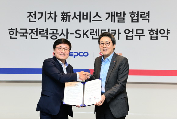 한국전력공사와 SK렌터카의 '전기차 신서비스 개발협력 MOU' 체결식. (왼쪽부터 현몽주 SK렌터카 대표이사, 이준호 한전 신재생사업처장) ⓒ 한국전력공사