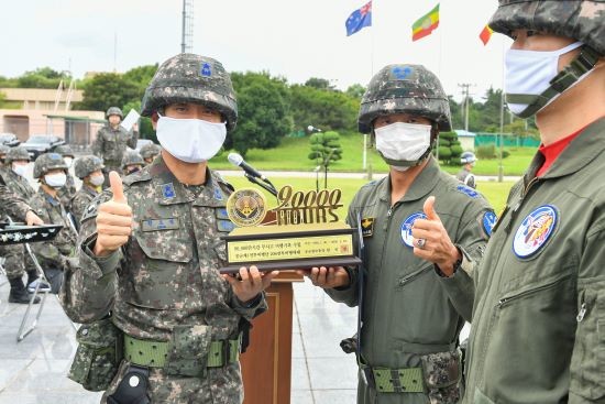 제1전투비행단 26일 6·25전쟁 70주년 상기행사 및 시상식에서 제206전투비행대대장이 9만 시간 무사고 비행 참모총장 표창을 수여받고 있다. ⓒ 공군 제1전투비행단