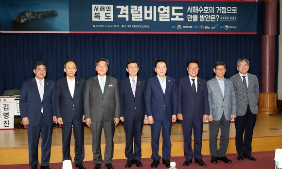 서해 격렬비열도 국가관리연안항 지정을 위한 국회 정책토론회를 개최 후 단체 기념촬영 모습. 왼쪽에서 3번째 가세로 군수. ⓒ 태안군