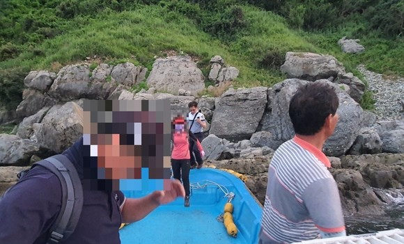 보령해경이 민간구조선을 동원해 해상에서 접근해 고립객 A씨 등 관광객 2명을 구조 했다. ⓒ 보령해경