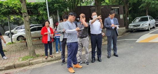 이용빈 의원은 27일 지역 주민들과 월곡1동 일대를 돌아보며 생활민원과 현장 이슈, 동네 자원을 살피는 시간을 가졌다. ⓒ 이용빈 의원실
