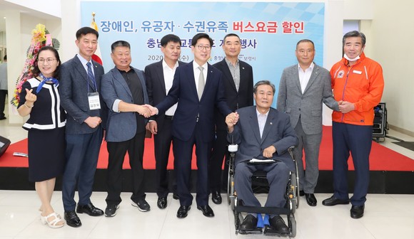 김동일 보령시장(오른쪽 첫번째)과 양승조 충남지사(왼쪽 다섯번째)는 1일 오후 대천여객선터미널에서 만 75세 이상 도서민을 대상으로 여객선 첫 무료 승선 및 충남형 교통카드 개시 행사을 개최 후 관계자들과 기념촬영을 하고 있다. ⓒ 보령시