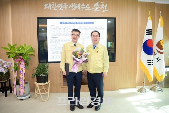 임채영 제17대 순천부시장(왼쪽)이 허석시장과 기념촬영을 하고 있다. ⓒ 순천시