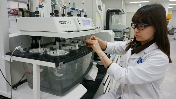 종근당은 지난 6월 새로운 기전으로 주목 받고 있는 이상지질혈증 치료제 'CKD-508'이 영국 규제당국으로부터 임상 1상을 승인 받은 데 이어 항암이중항체 'CKD-702'가 '미국암연구학회'에서 전임상 결과를 발표하는 성과를 거뒀다. 사진은 종근당 효종연구소. © 종근당