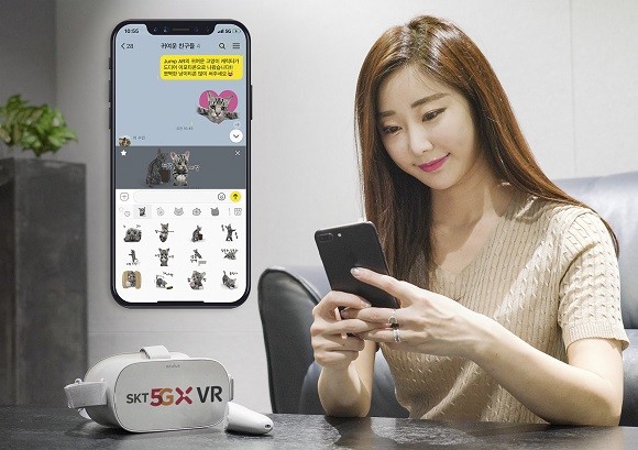 SK텔레콤은 자사의 5G기반 서비스 '점프AR' 앱의 대표 캐릭터인 '냥이'를 3D 이모티콘으로 만든 '뭘봐? 빨리 놀아줘~Jump! 냥이'를 카카오 이모티콘 스토어에서 판매한다고 2일 밝혔다. ⓒ SK텔레콤