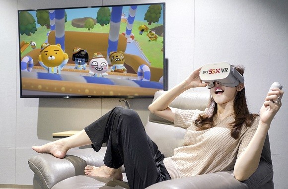 SK텔레콤과 카카오VX는 카카오의 대표 캐릭터인 '라이언', '무지' 등이 등장하는 VR게임 '프렌즈 VR월드'를 개발 협력해 출시했다고 2일 밝혔다. ⓒ SK텔레콤