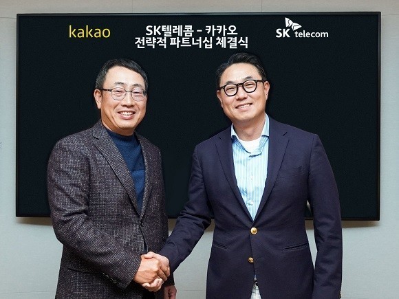 지난해 유영상 SK텔레콤 사업부장(왼쪽)과 여민수 카카오 공동대표(오른쪽)가 3000억 규모의 주식을 교환하고, 미래 ICT 분야에서 사업 협력을 추진하는 전략적 파트너십을 체결했다. ⓒ SK텔레콤
