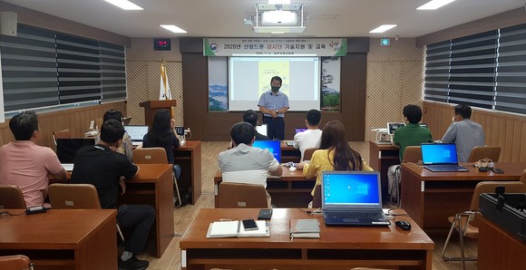 산림청은 2일 안동 소재 남부지방산림청 대회의실에서 산림 무인기(드론) 현장 교육을 실시하고 있다. ⓒ 산림청