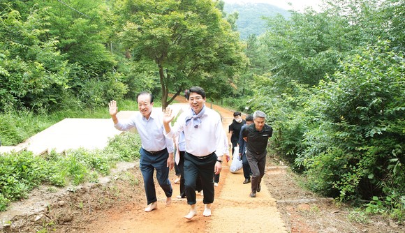 맹정호 서산시장이 3일 장마철을 대비해 부춘산 황톳길 조성사업 현장을 점검했다. ⓒ 서산시