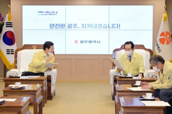 이용섭 광주광역시장이 3일 오전 '코로나19 대응 중앙재난안전대책본부 영상회의'에 앞서 정세균 국무총리와 시청 비즈니스룸에서 만나 코로나19 대응 방안 등에 대해 의견을 나누고 있다. ⓒ 프라임경제