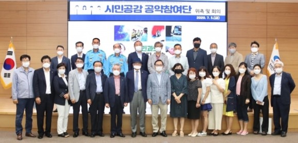 박상돈 천안시장이 3일 시청 대회의실에서 열린 시민공감 공약참여단 위촉식을 개최 후 관계자들이 단체 기념촬영을 하고 있다. ⓒ 천안시