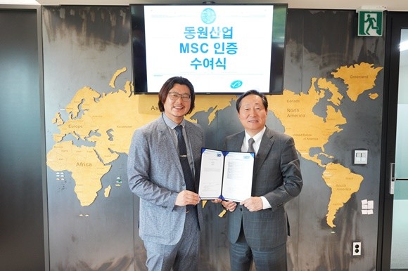 이명우 동원산업 대표이사(오른쪽)와 서종석 MSC 한국대표가 3일 동원산업 본사에서 MSC 인증 수여식을 진행했다. ⓒ 동원산업