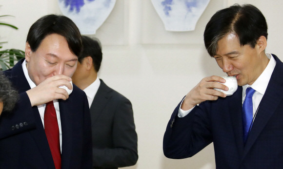 윤석열 검찰총장이 법무부와의 갈등을 어떻게 푸느냐 과정에서 정국에 충격파를 미칠 가능성이 제기된다. 미래통합당으로서는 대여 공세를 고심하기 전에 국회 자체가 검찰발 정국 경색으로 철저히 엑스트라로 밀려나는 상황을 고민해야 할 지경이다. 사진은 총장 임명 직후의 윤석열 검찰총장. 오른쪽에 당시 청와대 민정수석이던 조국 서울대 교수가 보인다. ⓒ 연합뉴스