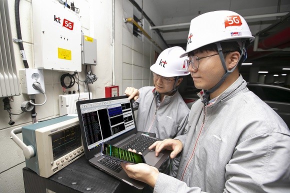 KT 직원들이 5G 인빌딩 기술을 테스트하고 있다. ⓒ KT