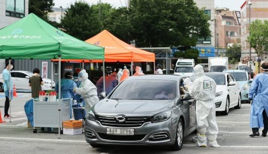 광주 동구는 광주지역 종교시설과 요양시설을 중심으로 코로나19 확진자가 급증하고 있는 상황에서 신속하고 안전한 검사를 위해 드라이브스루 선별진료소를 설치·운영 중이다. ⓒ 광주광역시 동구청