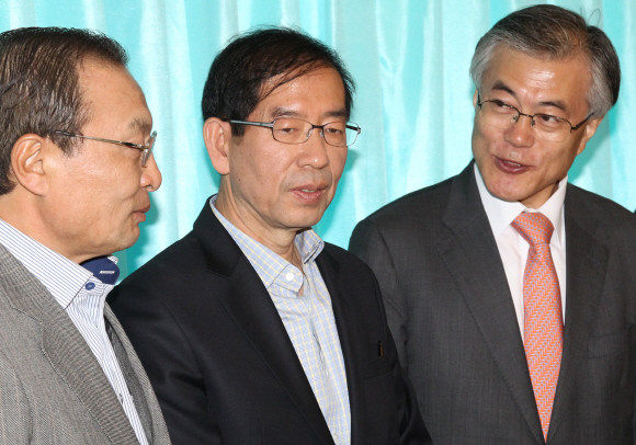 이해찬 민주당 대표가 굳은 표정을 짓고 있다. 그 오른쪽으로 박원순 서울시장과 문재인 대통령이 보인다. ⓒ 연합뉴스