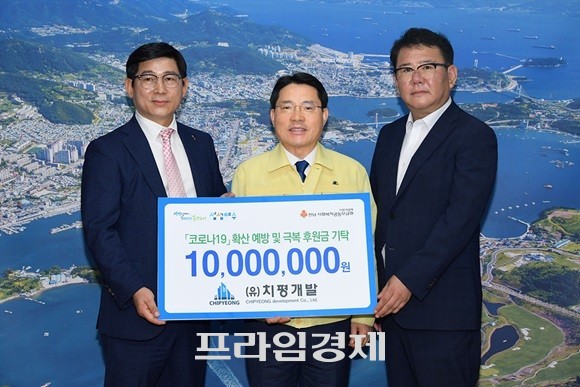 임창수 (유)치평개발 대표(왼쪽)가 권오봉 시장에게 1000만원 후원증서를 기탁하며 기념촬영을 하고 있다. ⓒ 여수시