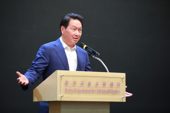 최태원 SK 회장이 해외 유학을 떠나는 장학생들에게 당부의 말을 전했다. ⓒ SK그룹