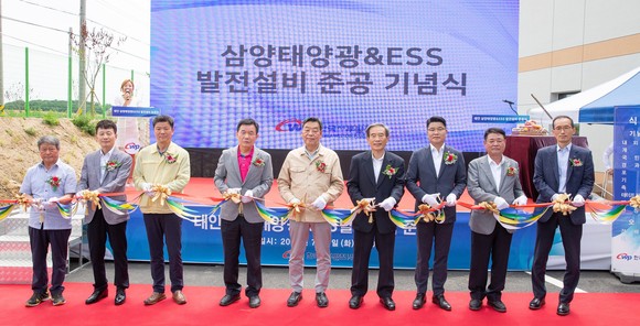 서부발전 김병숙 사장(오른쪽 네번째), 가세로 태안군수(왼쪽 다섯번째), 에스에너지 박상민 대표(오른쪽 세번째), 서환산업 이양환 대표(오른쪽 두번째), 정광섭 도의원(왼쪽 네번째) 및 협력업체 관계자와 지역주민들이 삼양태양광 발전소 준공 기념촬영을 하고 있다. ⓒ 서부발전