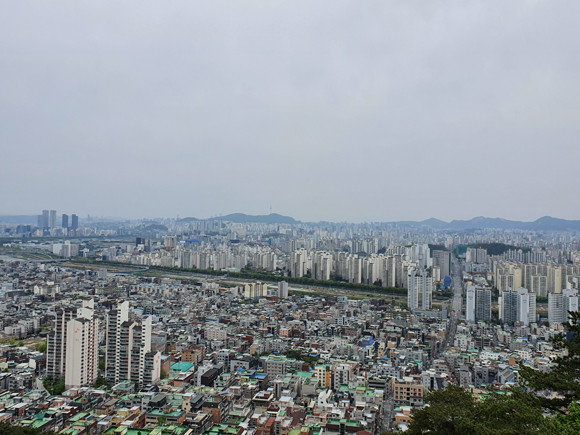정부가 8일 6·17 부동산대책의 예외조항을 발표하면서, 국토교통부 등 관계기관과 업계관계자들 사이에서는 정책 입안 프로세스 자체에 문제가 많다는 문제의식이 제기되고 있다. = 장귀용 기자