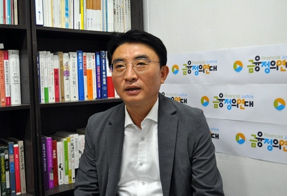 김득의 금융정의연대 대표는 "최근 잇따라 벌어진 사모펀드 사태는 2015년 사모펀드 활성화 정책부터 이미 예견돼 있던 일"이라고 말했다. 사진은 김 대표가 서울 영등포구 금융정의연대 사무실에서 본지와 인터뷰를 진행하는 모습. = 양민호 기자