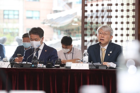 최기영 과학기술정보통신부 장관과 박능후 보건복지부 장관이 9일 오후 서울 중구 웨스틴조선호텔에서 열린 '제4차 코로나19 치료제 백신개발 범정부 지원위원회'에 참석해 인사말을 하고 있다. ⓒ 과학기술정보통신부