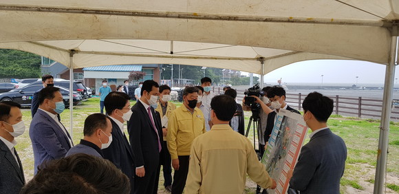 해수부와 도의 해양신산업 추진 성과 보고, 토론, 태안화력 해양바이오 수소 생산 실증 플랜트와 가로림만 해양정원 현장 방문모습. ⓒ 충남도